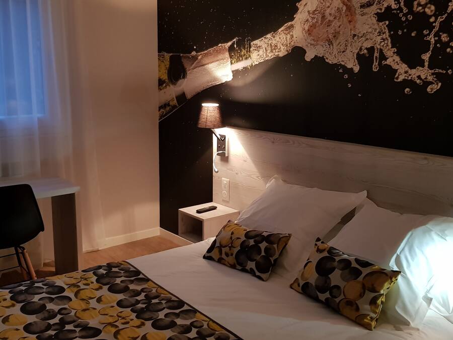 Premium bedding, in-room safe, blackout curtains