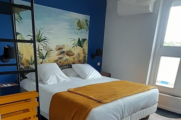 Deluxe appartement | Luxe beddengoed, een kluis op de kamer, individueel gedecoreerd