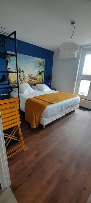 Ropa de cama de alta calidad y caja de seguridad en la habitación 