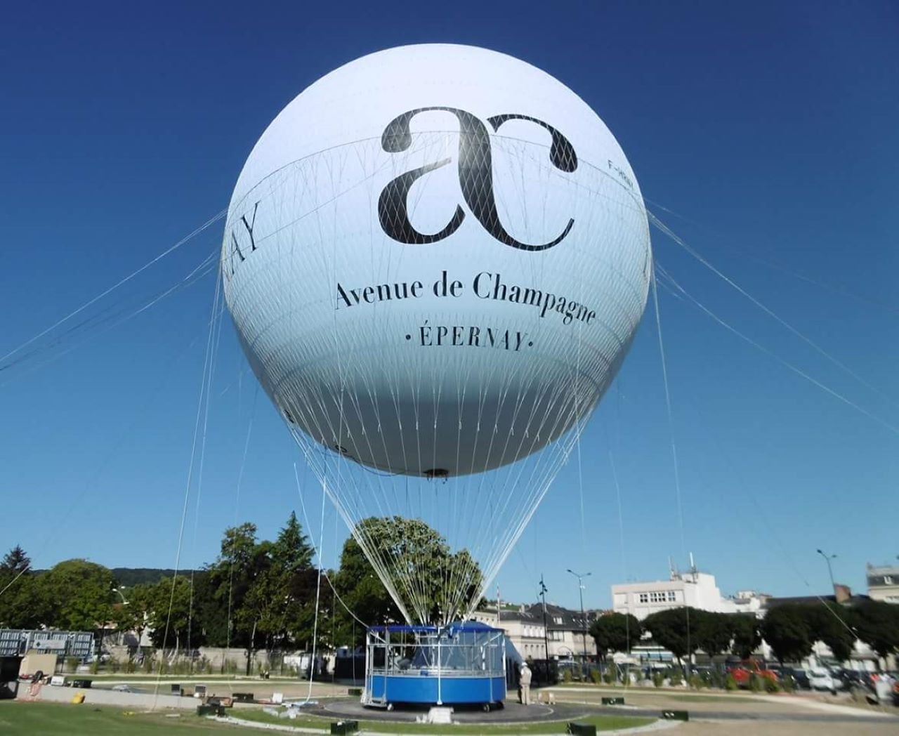 Une montgolfière sur laquelle on peut lire les inscriptions « Avenue de Champagne » et « Épernay ».