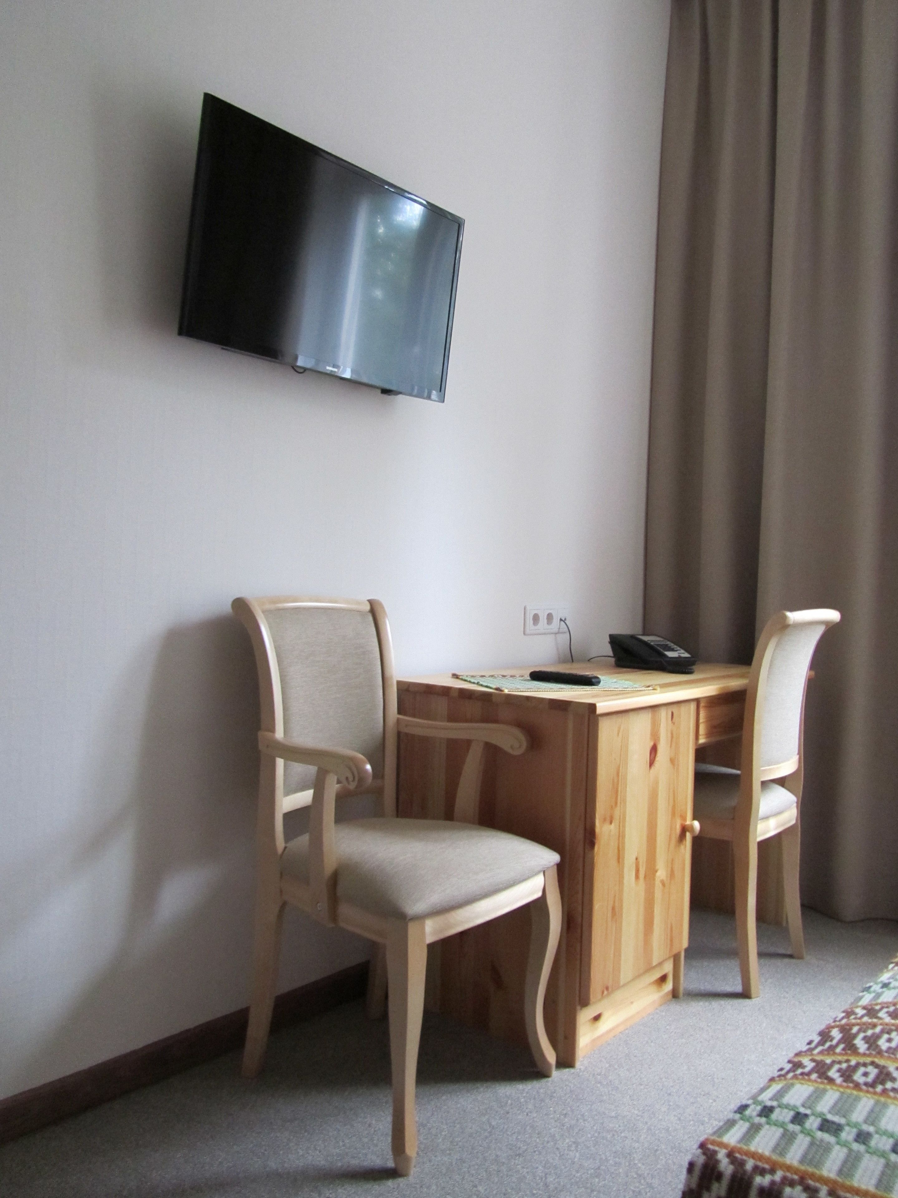 premium bedding, in-room safe, desk, laptop workspace