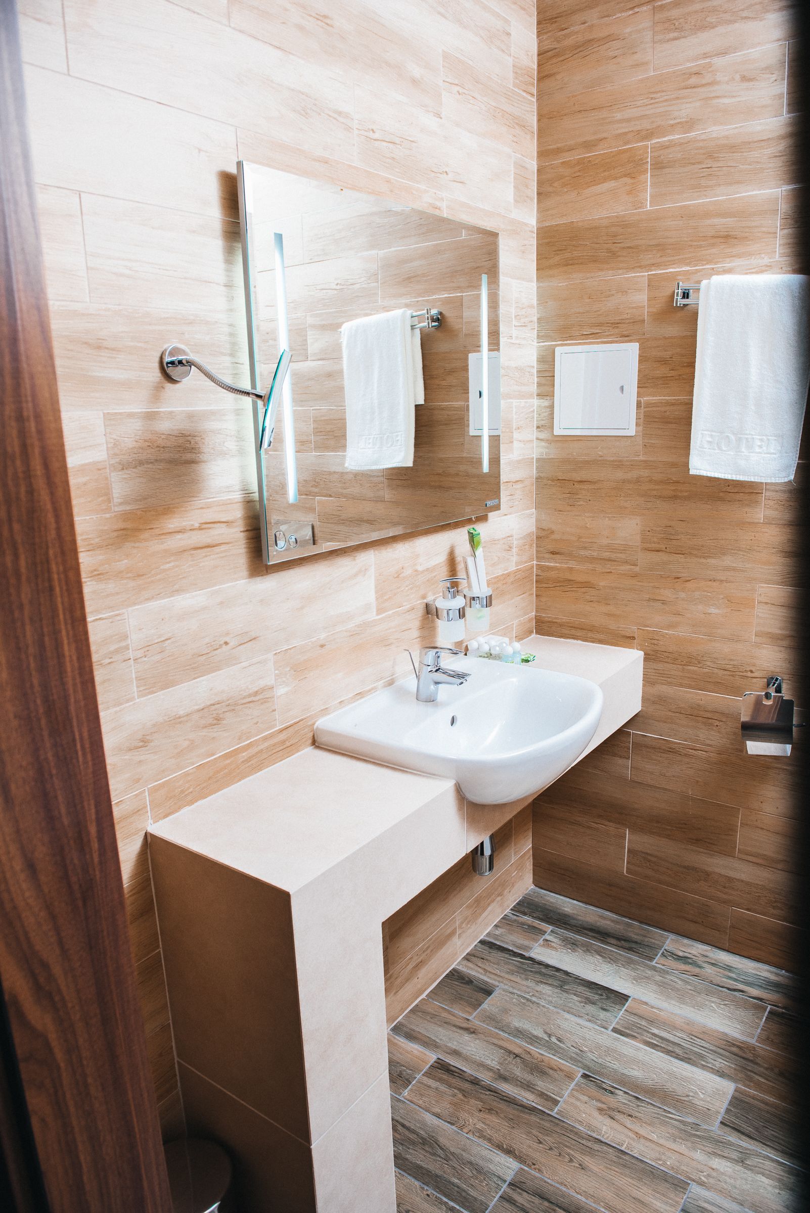 standard double room | bathroom | free toiletries, hair dryer, bathrobes, slippers