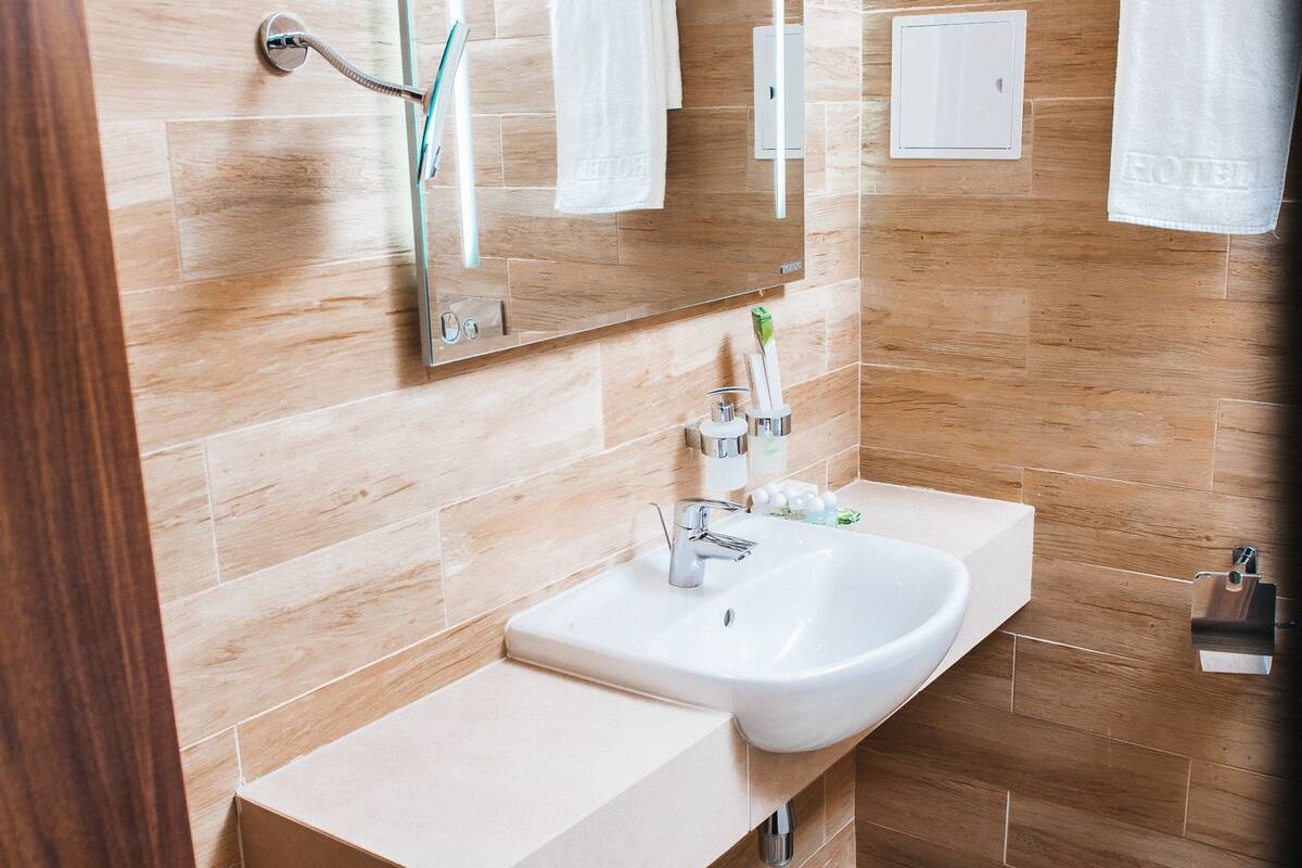 standard double room | bathroom | free toiletries, hair dryer, bathrobes, slippers