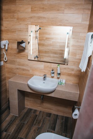 Habitación doble estándar | Baño | Amenidades de baño gratuitas, secadora de cabello, batas, pantuflas 