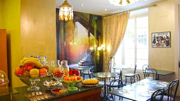 Petit déjeuner buffet (8.95 EUR par personne)
