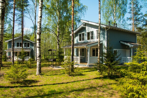 Een bureau, een strijkplank/strijkijzer, babybedden, beddengoed