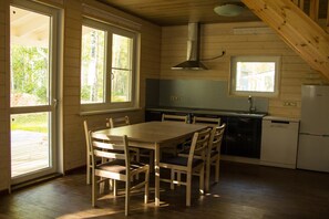 Cottage (Izburg) | Makan di kamar
