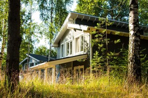 平房 (Izburg) | 書桌、熨斗/熨衣板、搖籃/嬰兒床、床單