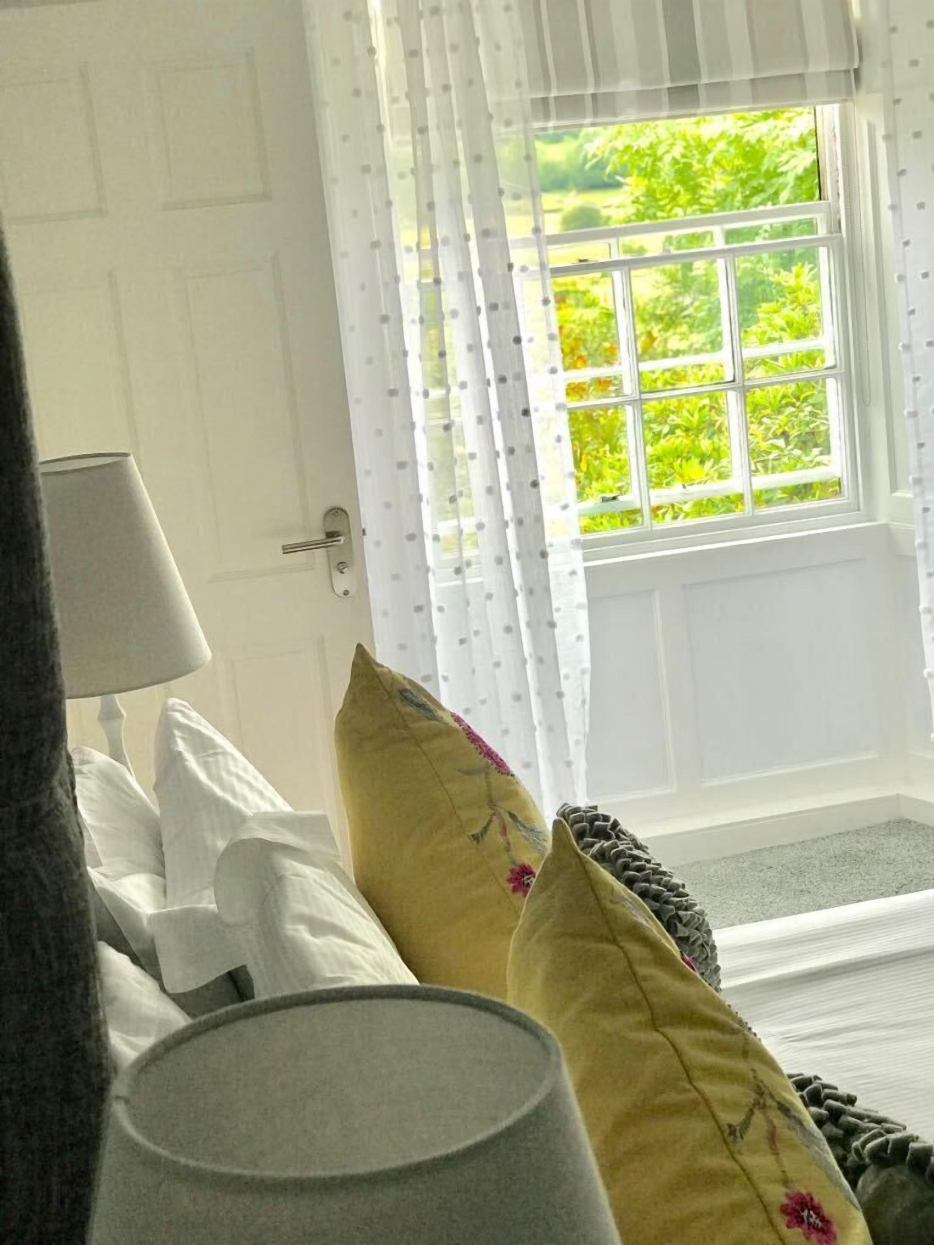 Classic Suite, 1 King Bed, Non Smoking | Free WiFi, bed sheets