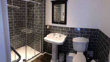 Superior Double Room, 1 King Bed, Garden View | Bathroom | Free toiletries, hair dryer, towels