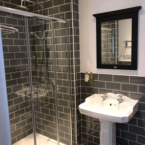 Free toiletries, hair dryer, towels - Old School House (Ambleside)