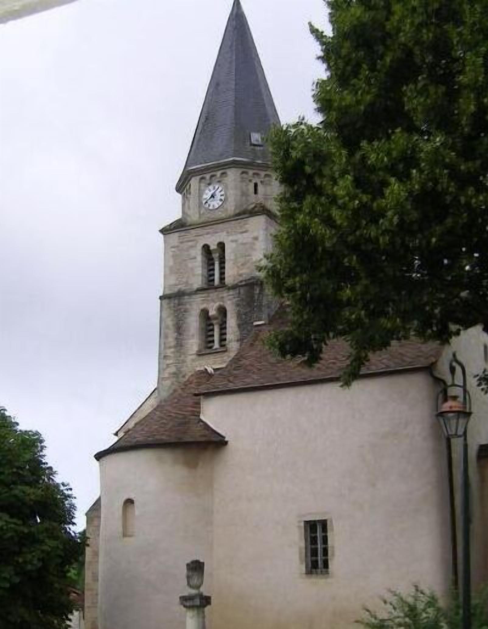 Una iglesia con un campanario alto que tiene un reloj.