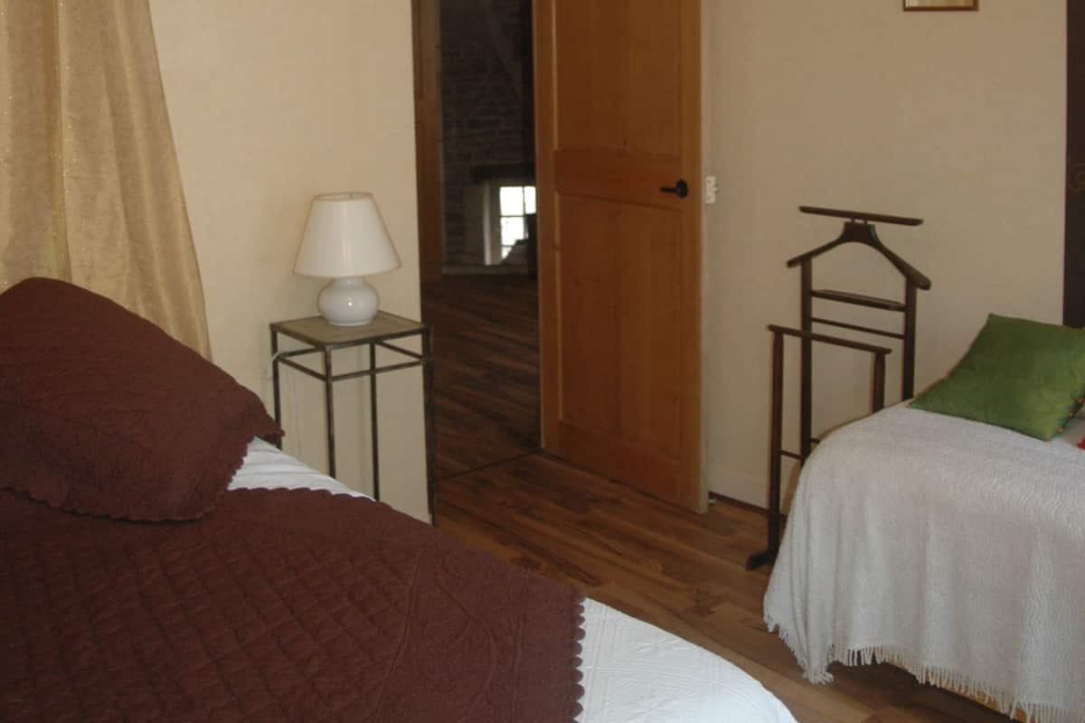 Cribs (surcharge), rollaway beds (surcharge), WiFi (free), bed sheets