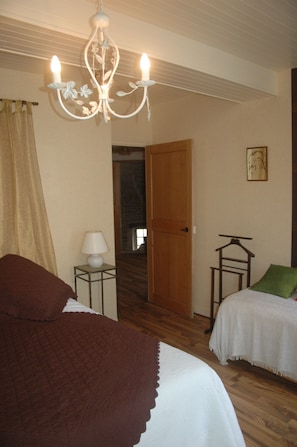 Cribs/infant beds, rollaway beds, free WiFi, bed sheets - Le Puits Fortifie (Salives)