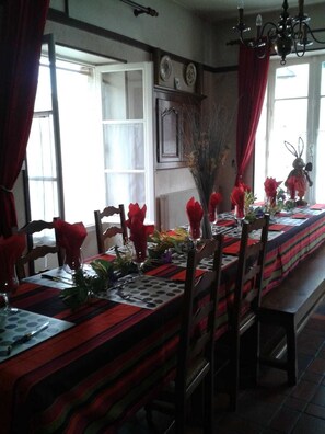 Free daily continental breakfast - Le Puits Fortifie (Salives)