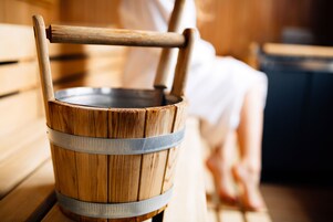 Sauna, hot tub