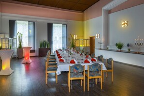 Der serveres morgenmad, aftensmad og tyske retter