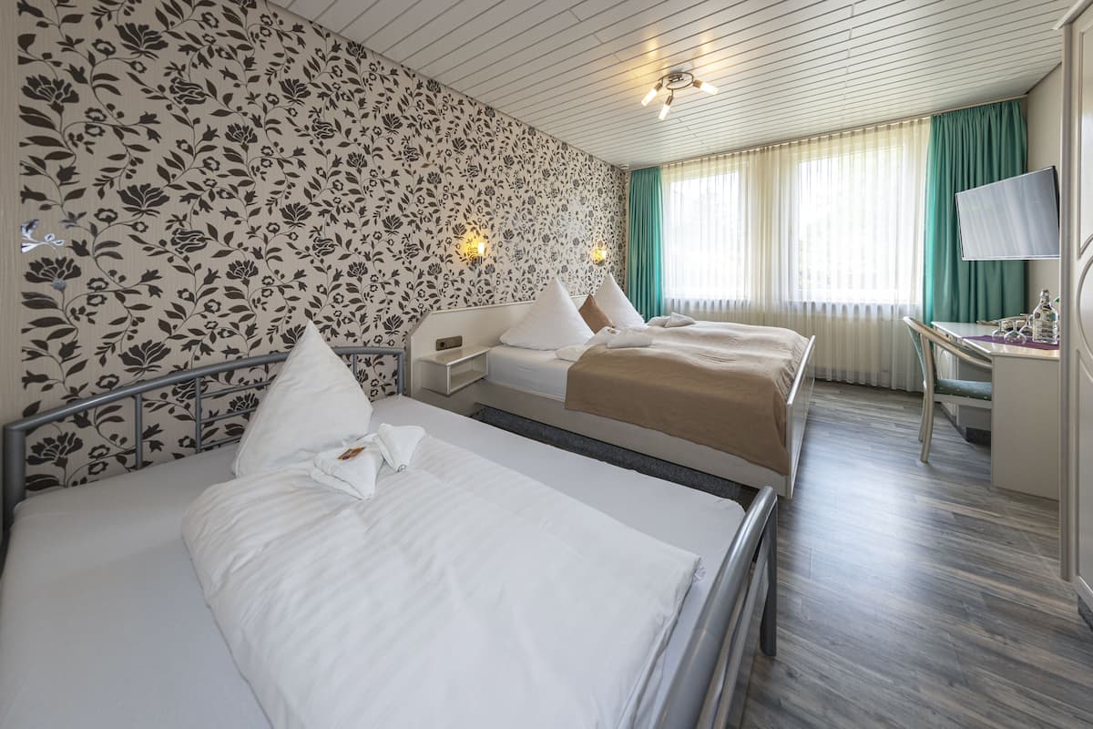 Hypo-allergenic bedding, desk, blackout curtains, free WiFi