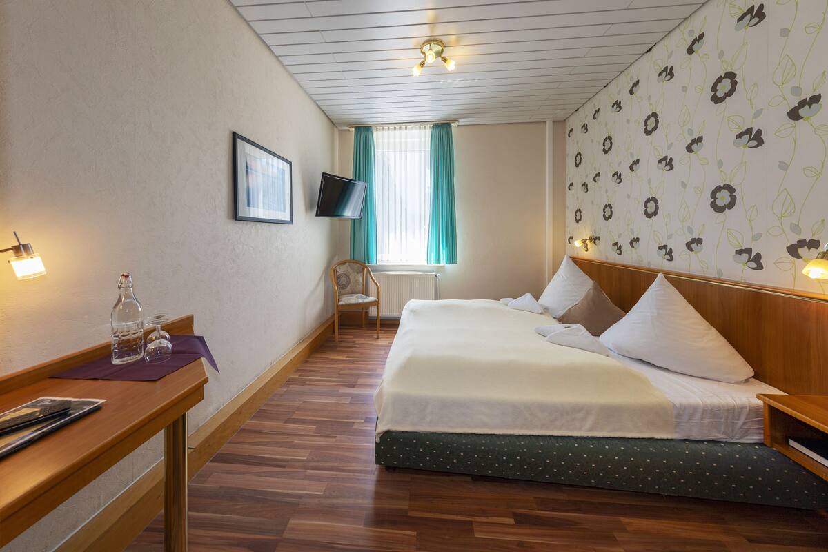 Double Room | Peralatan tempat tidur hipoalergenik, meja, langsir/tirai gelap terus 