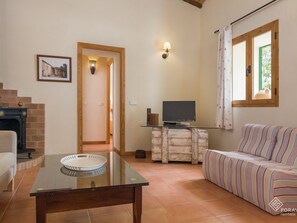 Televisie, een open haard en een stereo