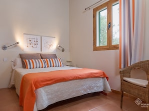 2 bedrooms, iron/ironing board, internet, bed sheets