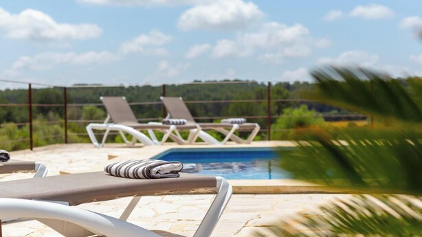 A poolside area with lounge chairs and a swimming pool. - Son Fornes - Beautiful villa with pool and garden in Algaida (Algaida)