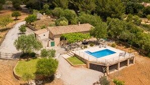 An aerial view of a property with a swimming pool, a small building, and surrounding greenery. - Son Fornes - Beautiful villa with pool and garden in Algaida (Algaida)