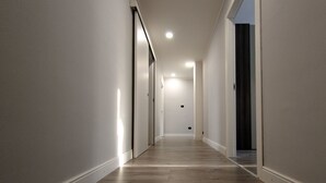 A long, narrow hallway with wooden flooring and white walls. - Alla Vista Del Barocco (Lecce)