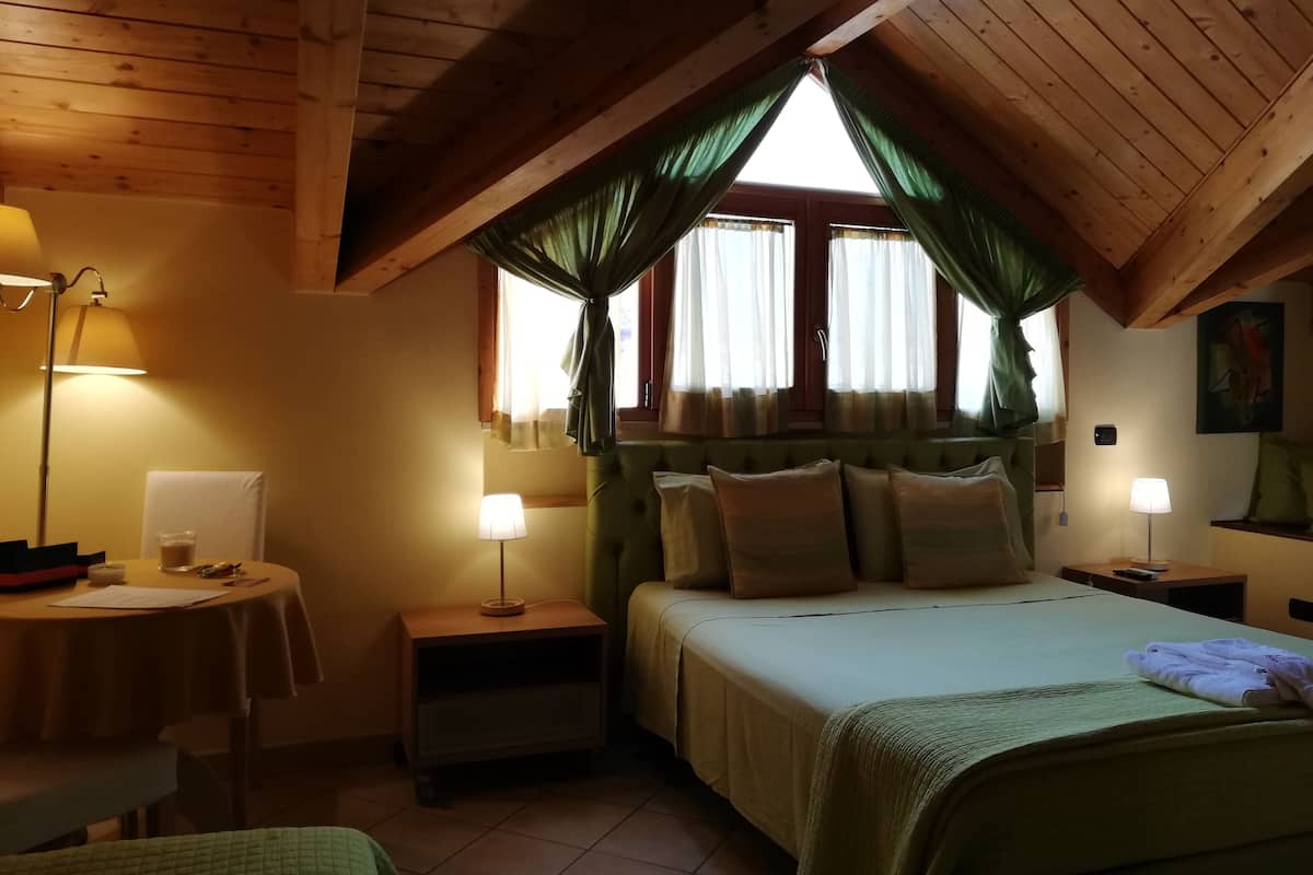 Deluxe Double Room | Desk, blackout drapes, iron/ironing board (on request)