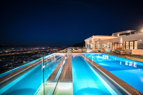 Deluxe-Villa, 4 Schlafzimmer, eigener Pool, Meerblick | Terrasse/Patio