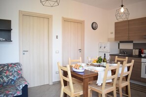 Fridge, stovetop, electric kettle, cookware/dishes/utensils - Kitesurf lo Stagnone (Marsala)
