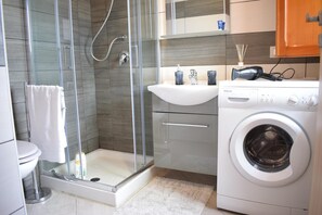 Een douche, een haardroger, een bidet, handdoeken