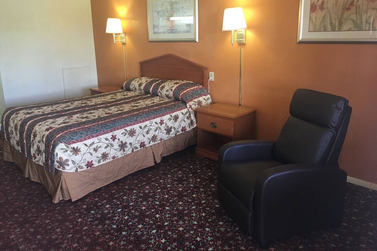 Standard-Einzelzimmer, 1 Queen-Bett, Raucher | Kostenloses WLAN, BettwƤsche