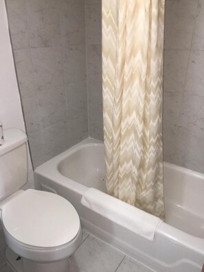 Deep soaking tub, towels