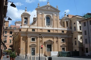 Exterior detail - Little Queen Pantheon Residence (Rome)