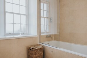 Classic Apartment, 1 Bedroom,  First floor | Bathroom | Deep soaking tub, free toiletries, hair dryer, towels