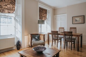 Flat-screen TV - Reizand Apartments, Young St (Edinburgh)