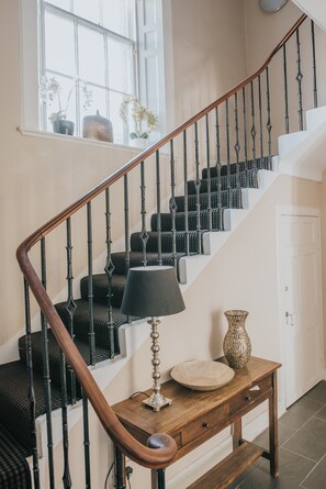 Hallway - Reizand Apartments, Young St (Edinburgh)