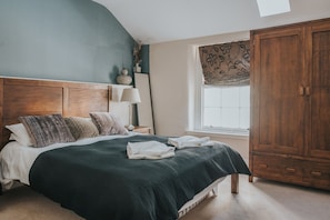 Classic Apartment, 2 Bedrooms, Non Smoking, Ground Floor | Individually decorated, individually furnished, blackout curtains - Reizand Apartments, Young St (Edinburgh)