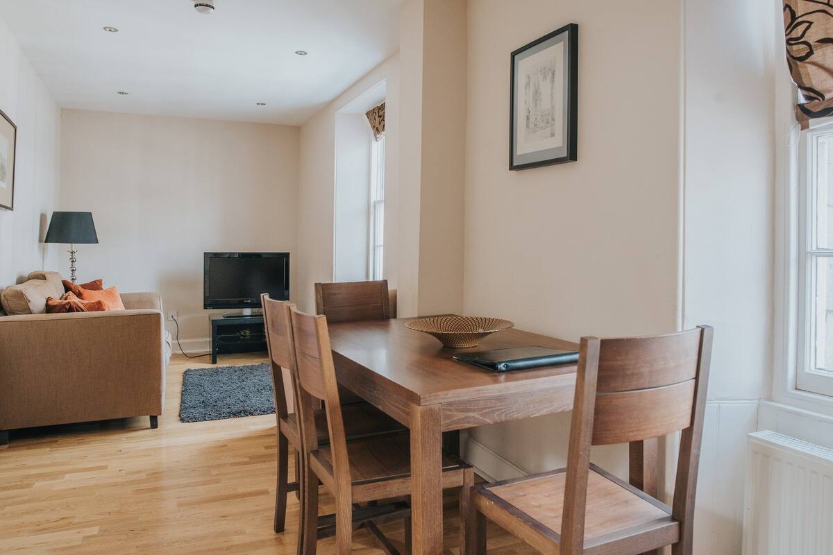 Classic Apartment, 2 Bedrooms,Top Floor | Living area | Flat-screen TV