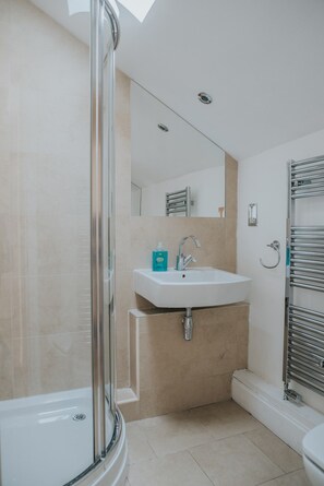 Departamento clásico, 2 habitaciones, para no fumadores, planta baja | Baño | Tina profunda, amenidades de baño gratuitas, secadora de cabello 