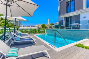 Piscine extérieure (ouverte en saison), parasols de plage