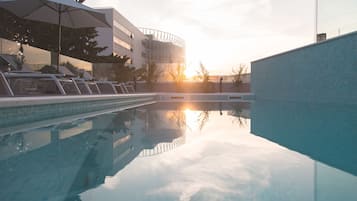 Una piscina al aire libre de temporada (de 08:00 a 20:00), sombrillas