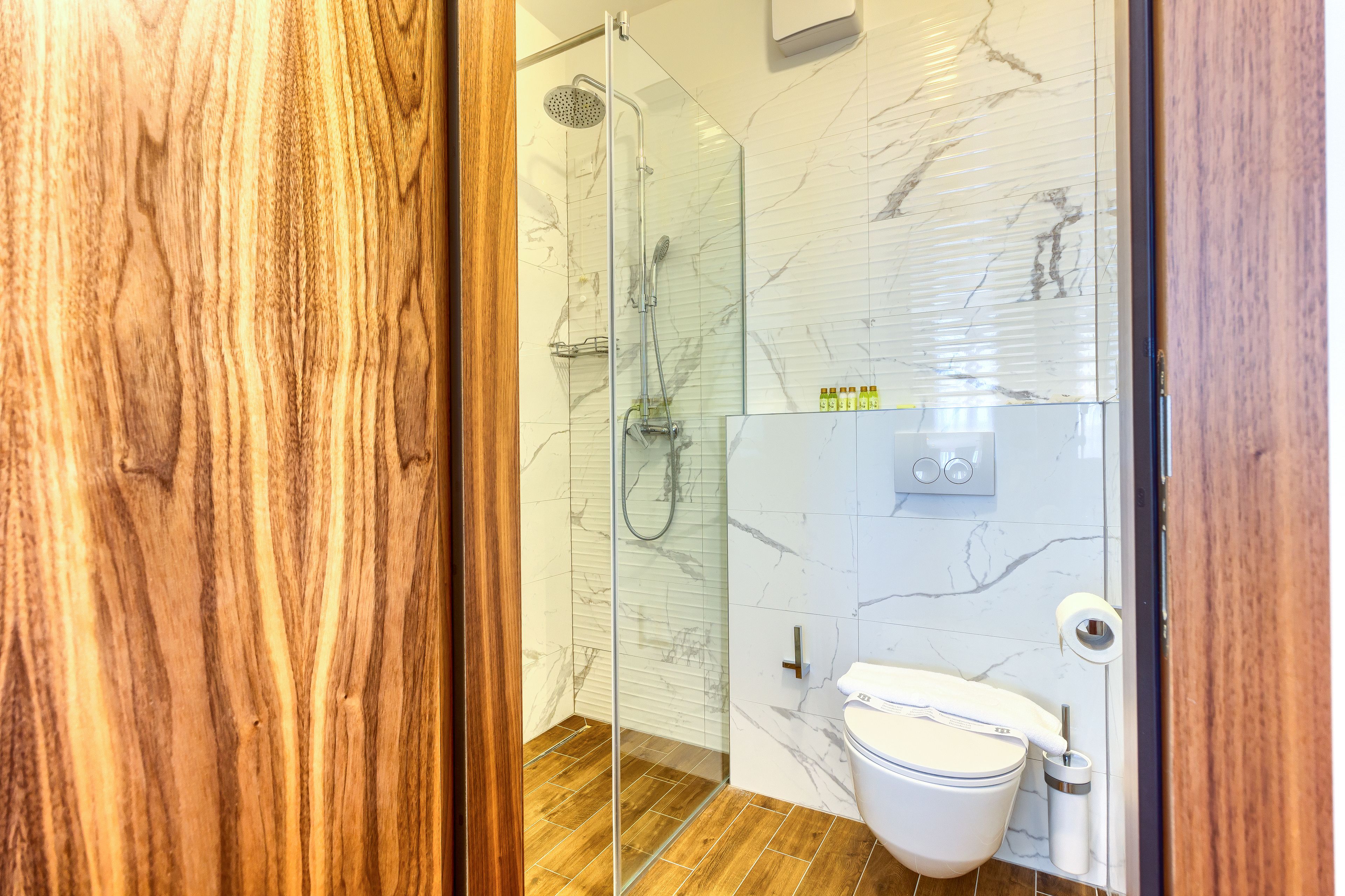 deluxe double or twin room | bathroom | shower, rainfall showerhead, free toiletries, hair dryer