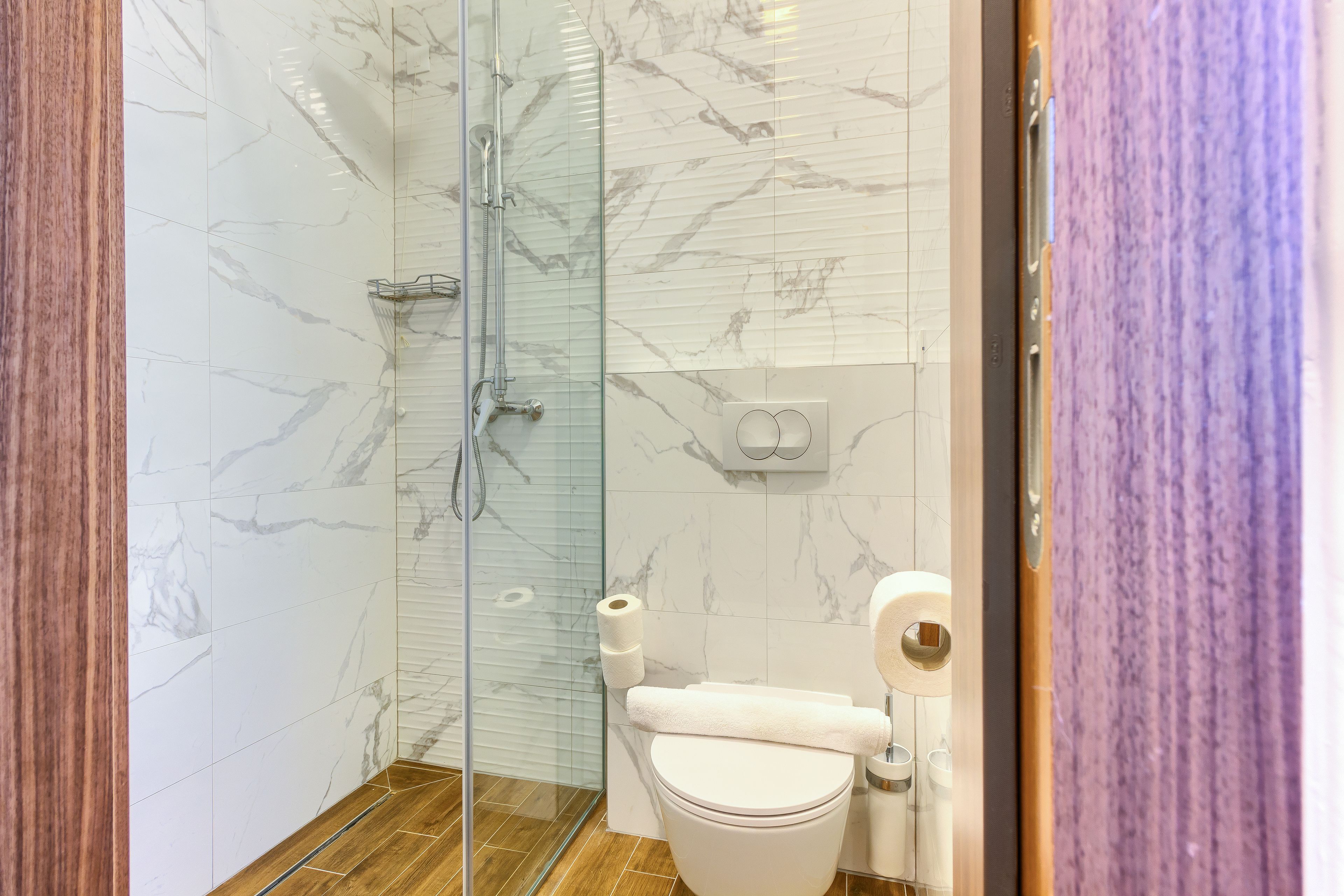 deluxe double or twin room | bathroom | shower, rainfall showerhead, free toiletries, hair dryer