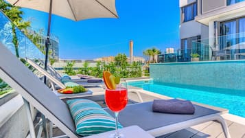 Kauden mukainen ulkouima-allas avoinna 8.00–20.00, aurinkovarjoja