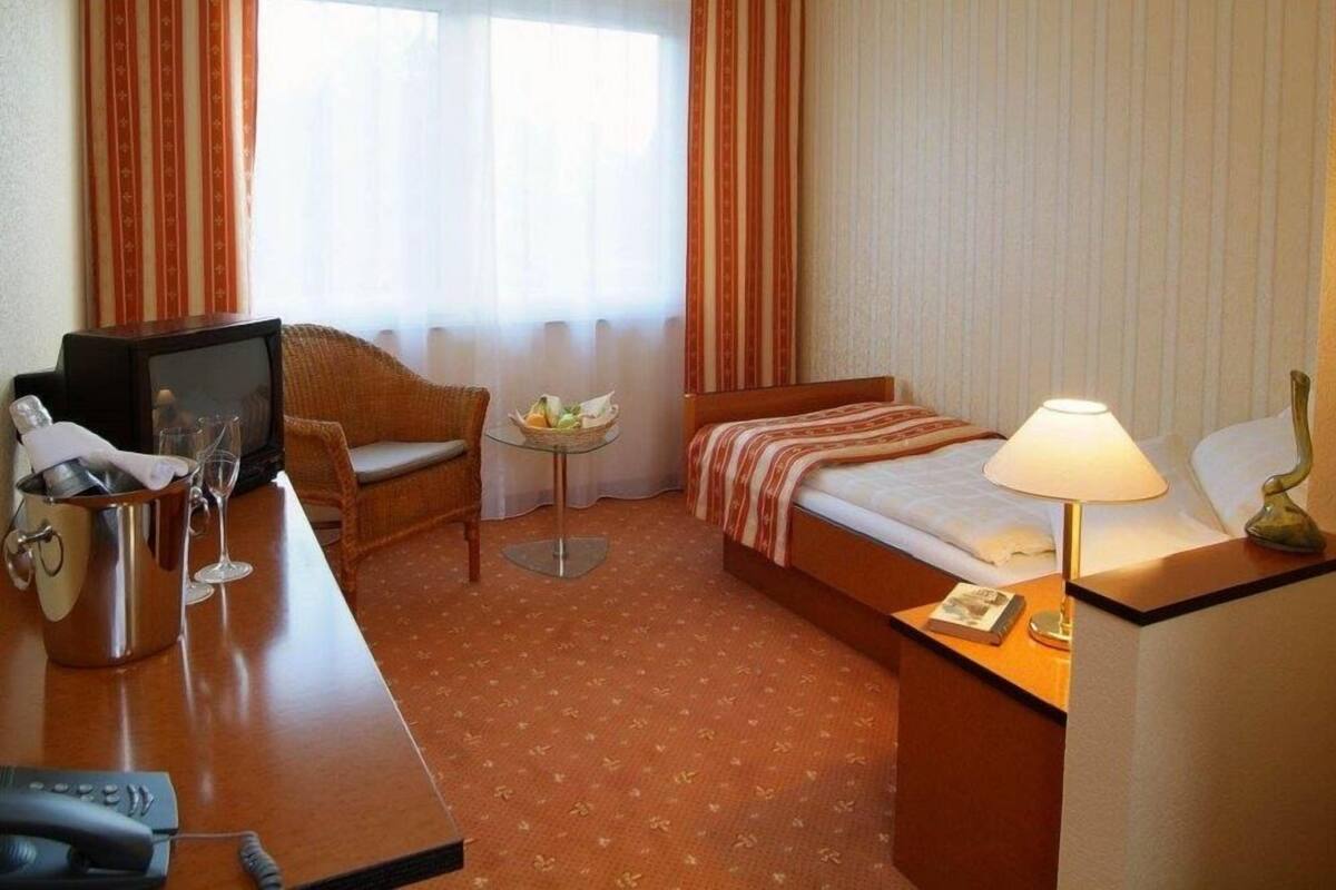 Klassieke eenpersoonskamer | Een kluis op de kamer, een bureau, geluiddichte muren