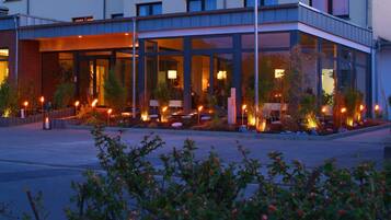 Fassade der Unterkunft – Abend/Nacht