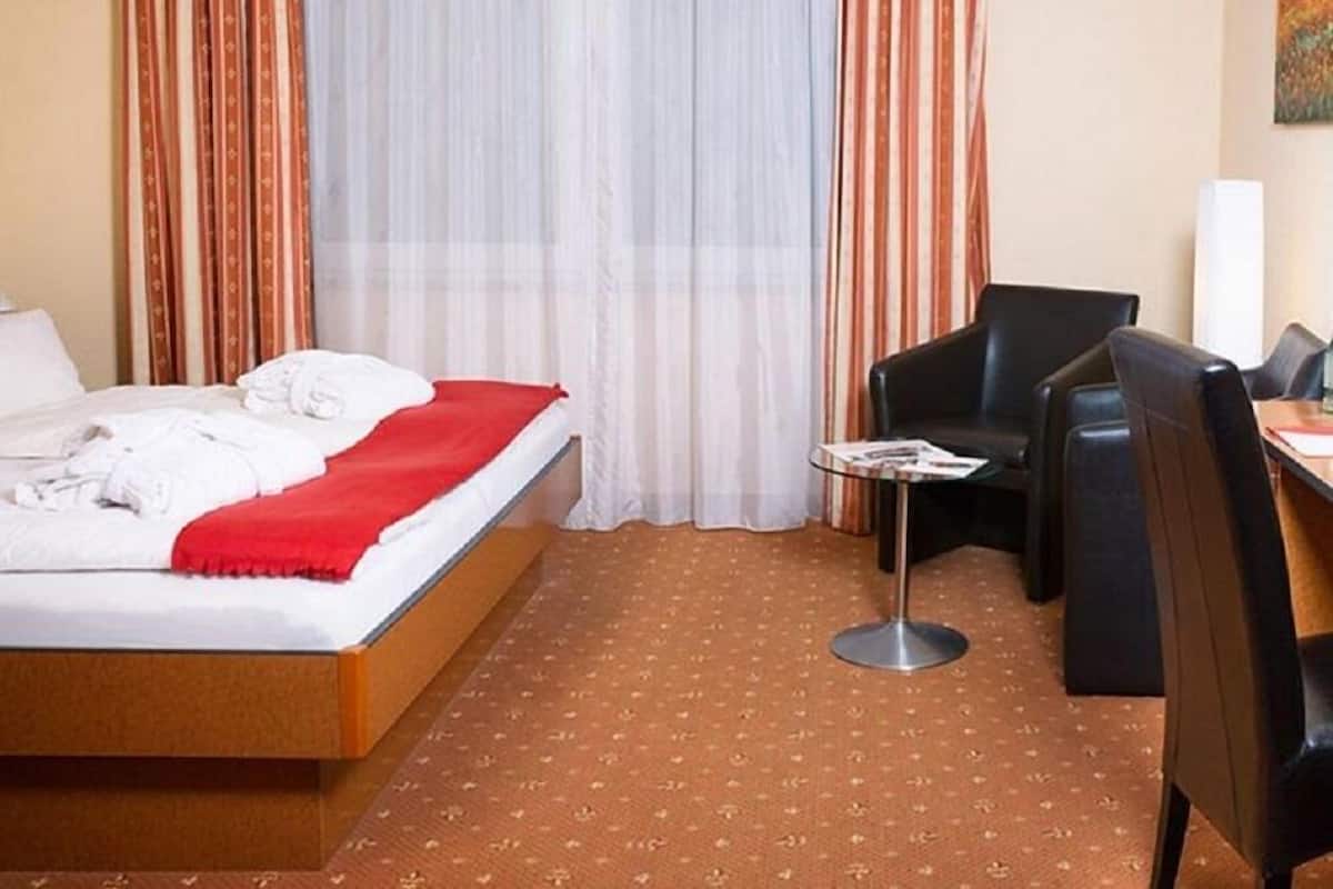 Een kluis op de kamer, een bureau, geluiddichte muren, extra bedden
