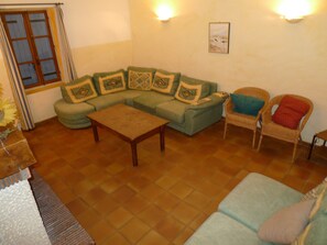 TV, peis, DVD-spiller og bordtennis